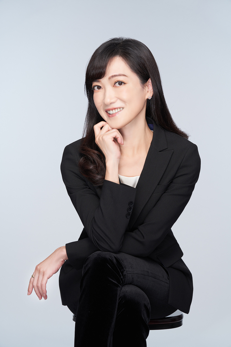 上和生技 行銷總監Amily 形象照坐姿