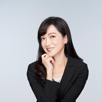 上和生技 行銷總監Amily 形象照坐姿