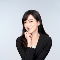 上和生技 行銷總監Amily 形象照坐姿