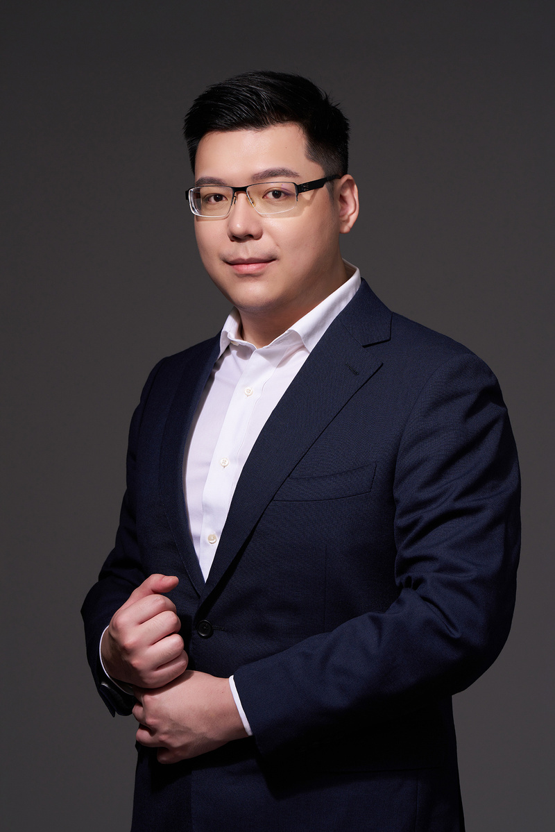 NukNuk CEO形象照站姿西裝男性