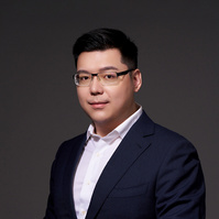 NukNuk CEO形象照站姿西裝男性