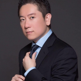 男醫師形象照穿西裝藍色襯衫打領帶側身看鏡頭深色背景牙醫師林靜毅