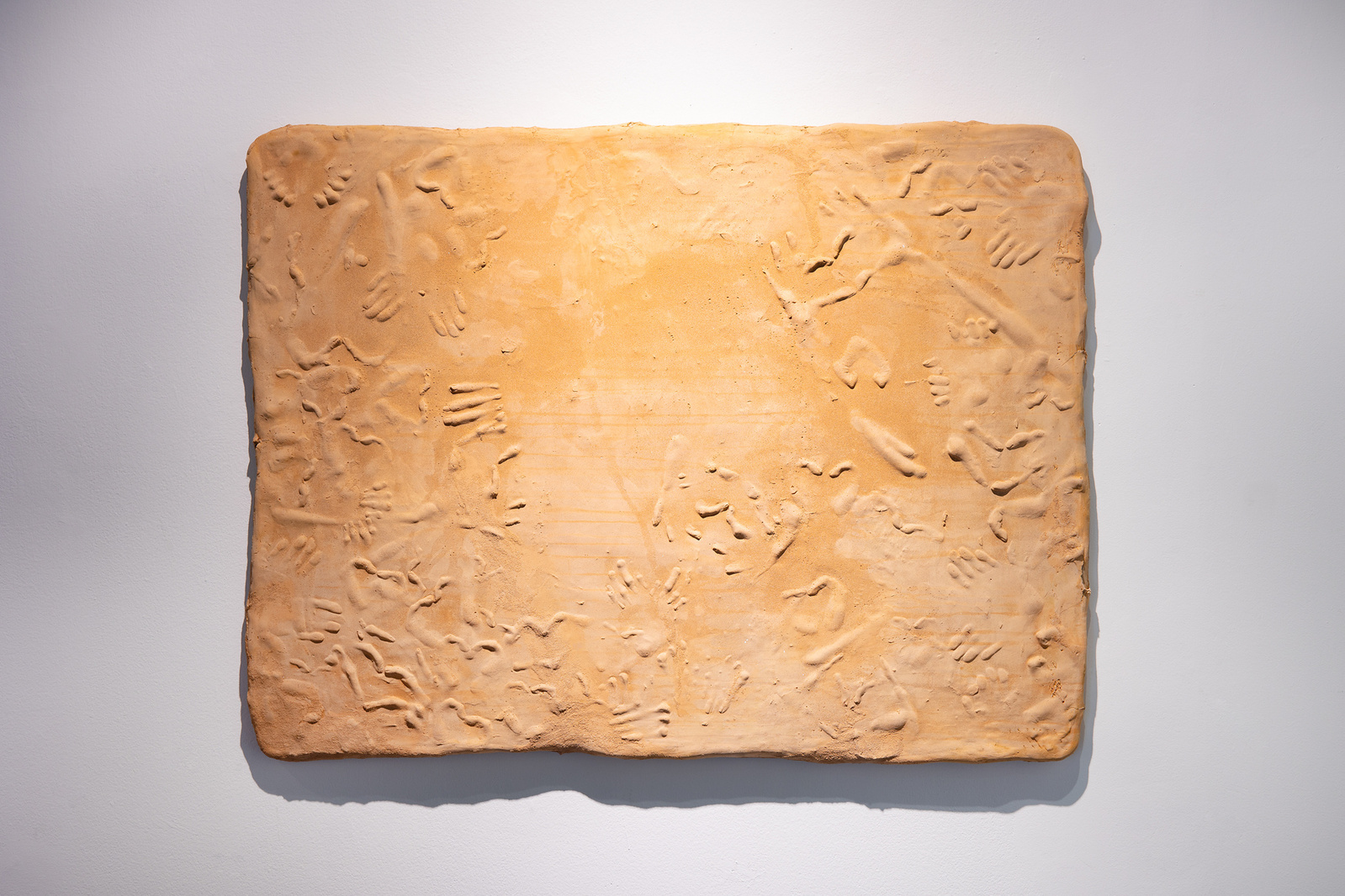 손 하트 부조가 새겨진, 71.5x44.5x44cm, 아크릴 레진, 폴리스티렌, 2024 