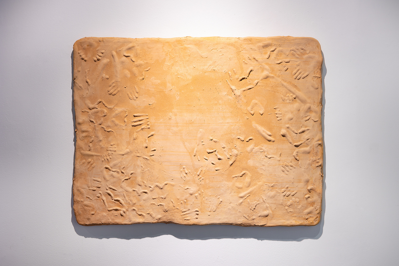 손 하트 부조가 새겨진, 71.5x44.5x44cm, 아크릴 레진, 폴리스티렌, 2024 