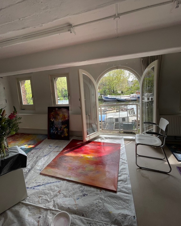 Irma Hameri, 
Ik schilder kleurrijke, abstract-expressionist doeken, vaak geïnspireerd op stilte en de schoonheid van het constant veranderende leven en de natuur.