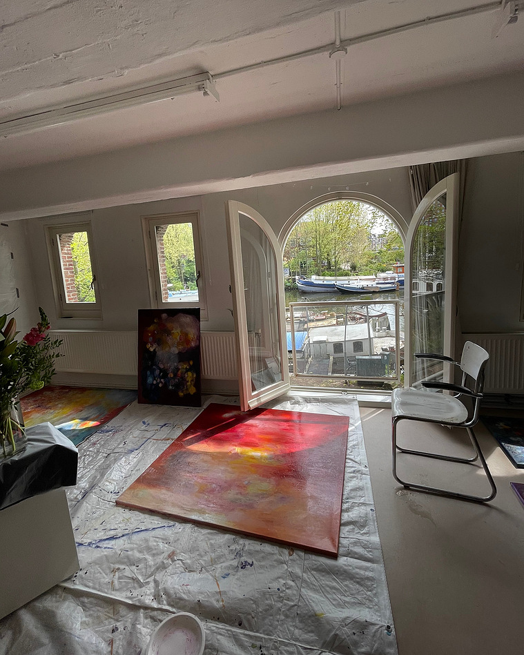 Irma Hameri, 
Ik schilder kleurrijke, abstract-expressionist doeken, vaak geïnspireerd op stilte en de schoonheid van het constant veranderende leven en de natuur.