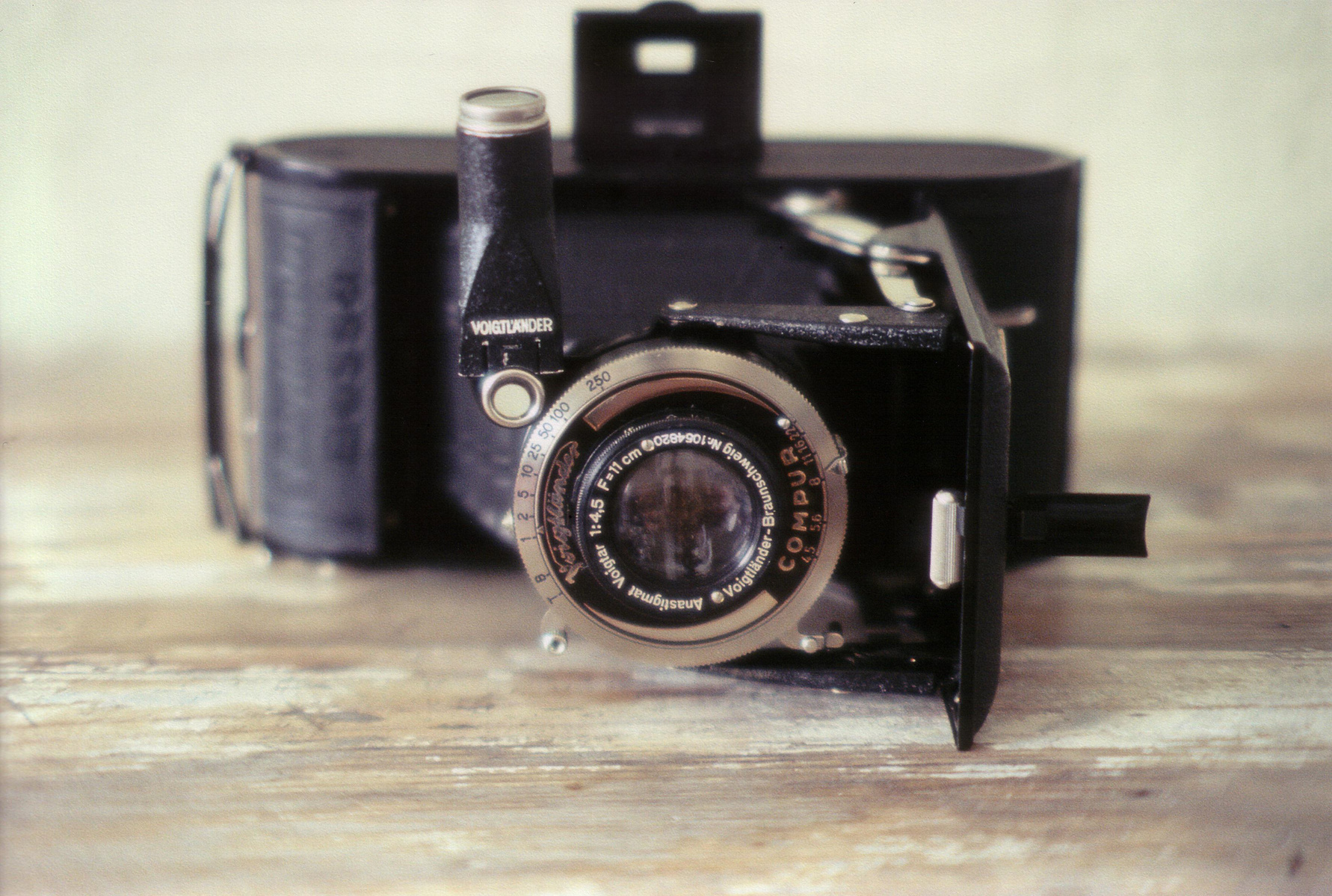 eine Voigtläner Bessa 6x9 Filmkamera auf einem alten Holz Schrank.