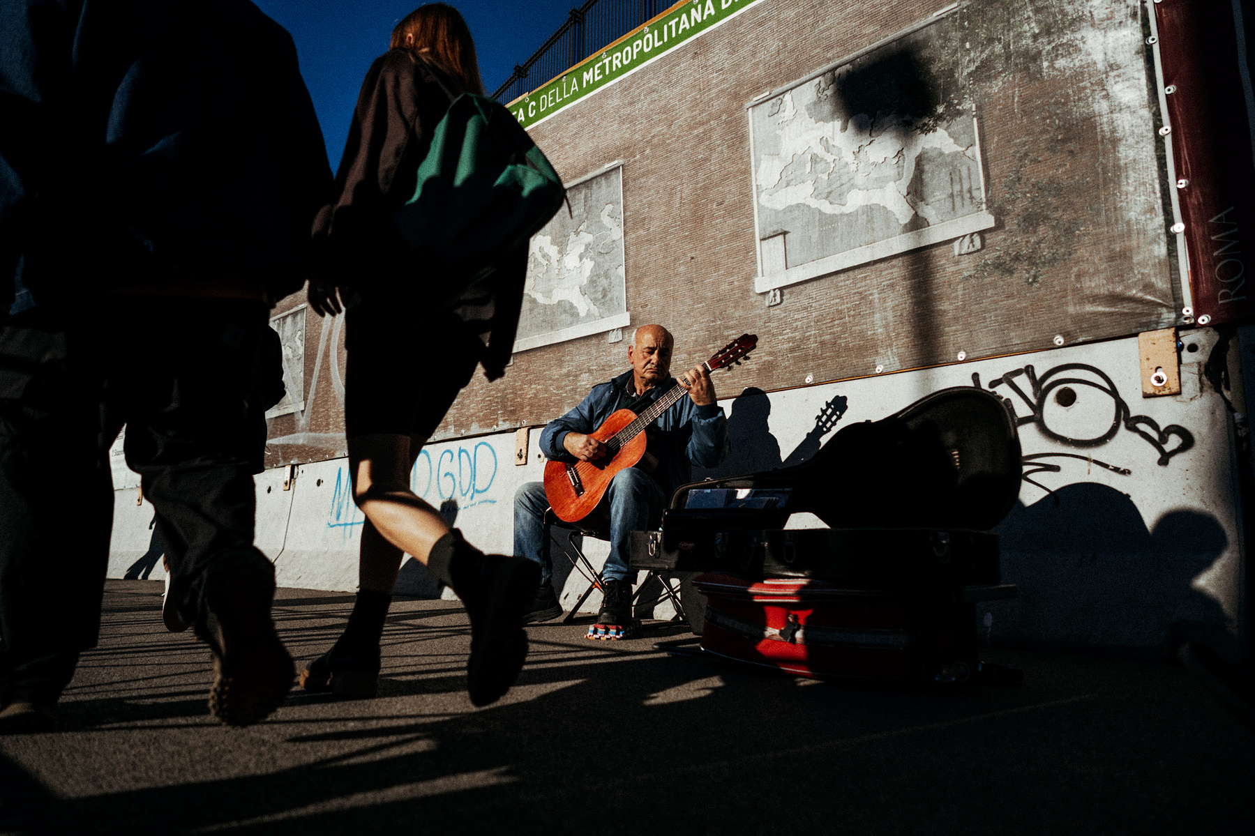 Street performer in Rome, Italy in 2022 photographed by Aminda Villa.