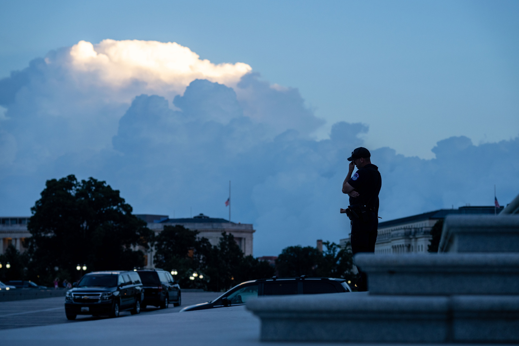 DC-Hill. A Capitol police on guard before the “vote a rama” of the Reconciliation bill on Saturday, August 6, 2022 (Photo by Haiyun Jiang/The New York Times)