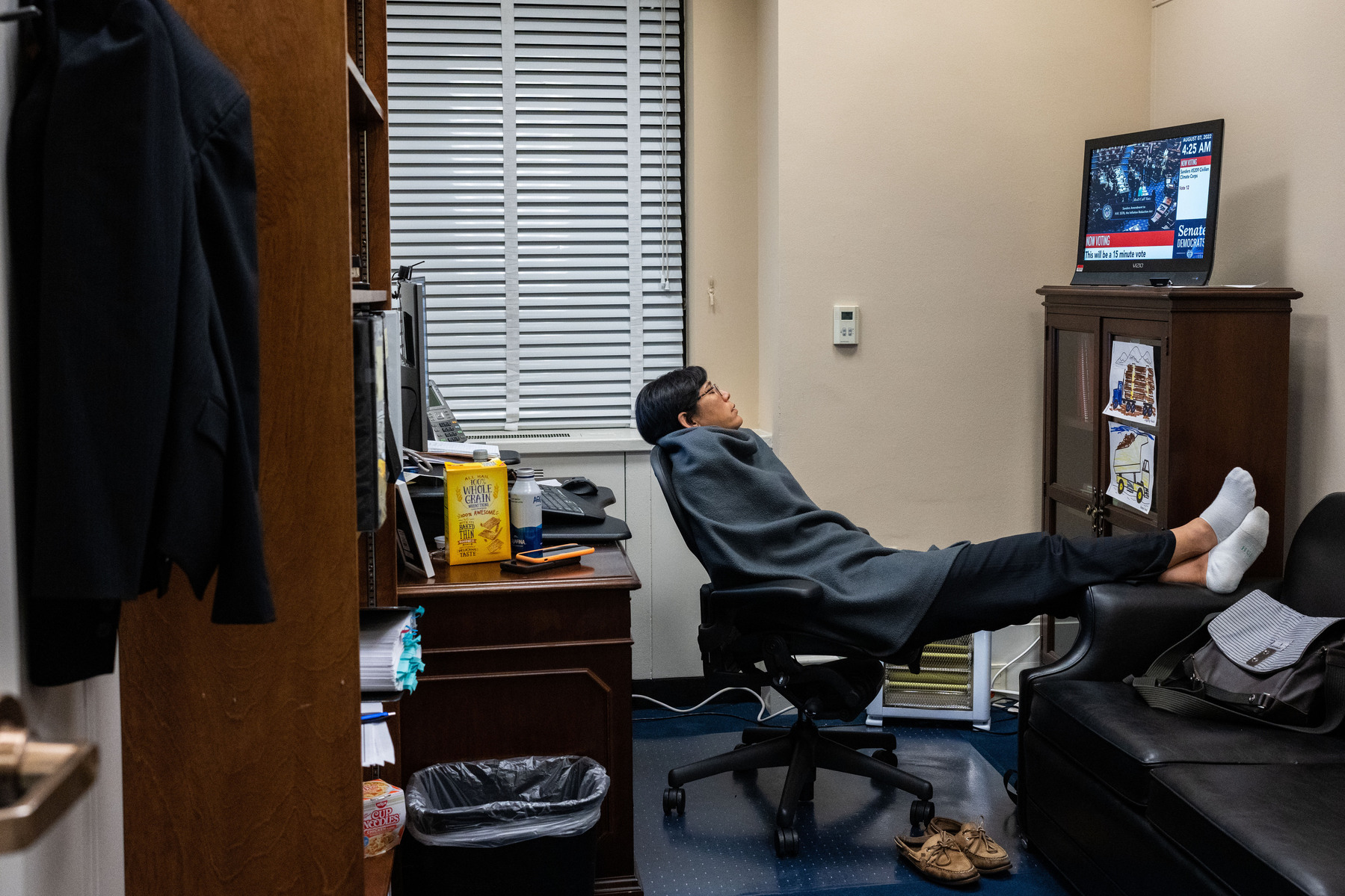 DC-Hill. A senate staff takes a break during “vote a rama”, a marathon style vote that decides the fate of the reconciliation bill, on August 7, 2022. (Photo by Haiyun Jiang/The New York Times)