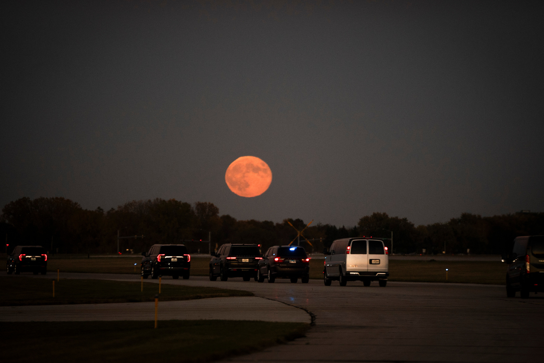 HARRIS. Vice President Kamala Harris’s motorcade is en route to a campaign rally as she arrives in Green Bay, Wisconsin, on Thursday, Oct. 17, 2024. (Photo by Haiyun Jiang for The New York Times)