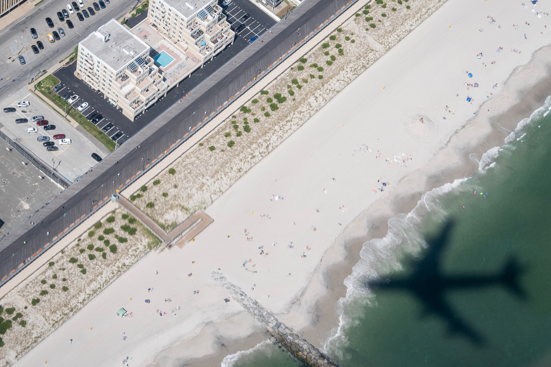 DC-Biden. The shadow of Air Force One with President Joe Biden onboard is seen as it approaches John F. Kennedy International Airport in Queens, New York, on Friday, June 28, 2024. (Photo by Haiyun Jiang for The New York Times)