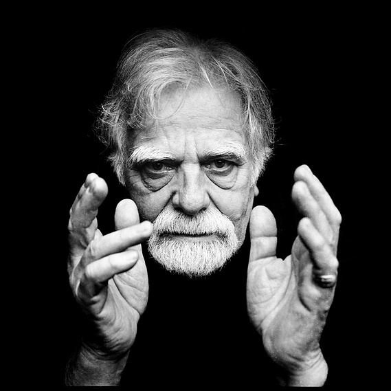 Portrait noir et blanc de Michel Braun, artiste peintre vivant à Paris.