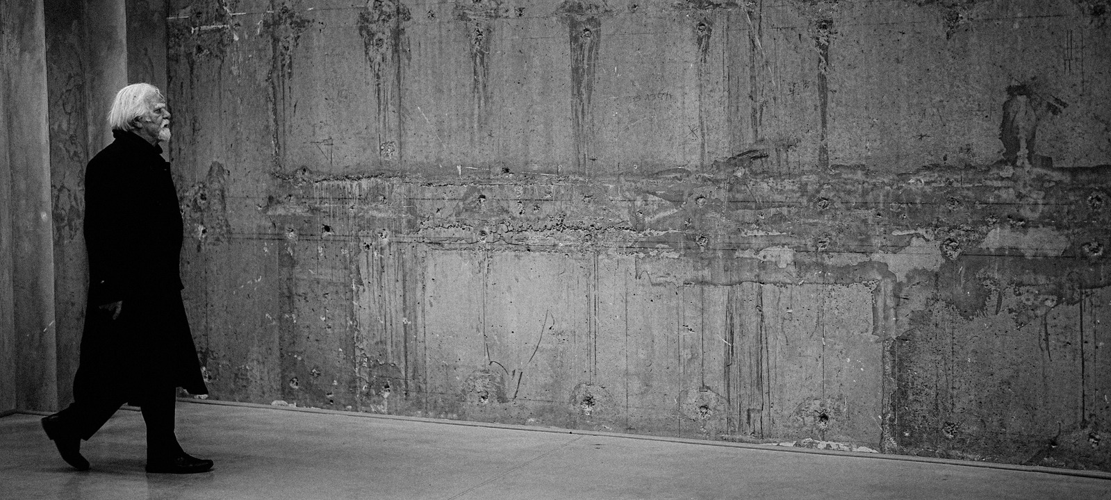 Portrait noir et blanc du peintre Michel Braun, photographié à Paris en novembre 2023
