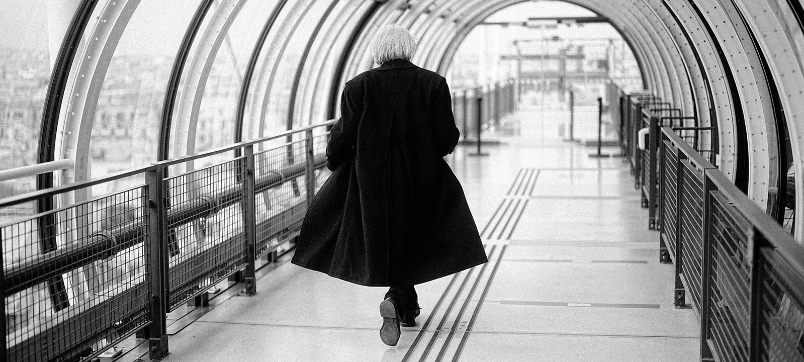 Portrait noir et blanc du peintre Michel Braun, photographié à Paris en novembre 2023