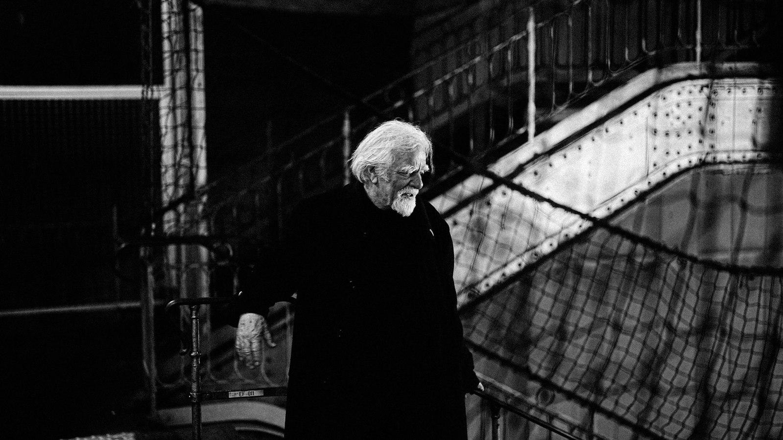 Portrait noir et blanc du peintre Michel Braun, photographié à Paris en novembre 2023