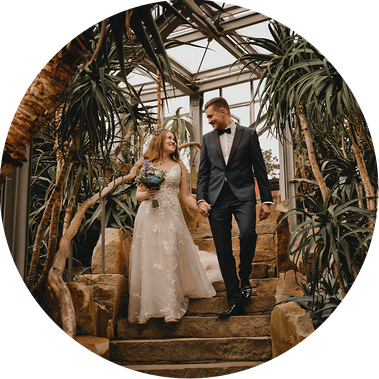 Natürliches Hochzeitsfoto von einem Brautpaar im Botanischen Garten Berlin.