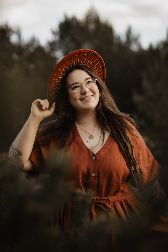 Portrait der Berliner Hochzeitsfotografin Stefanie von einem Fotoshooting in der Natur.