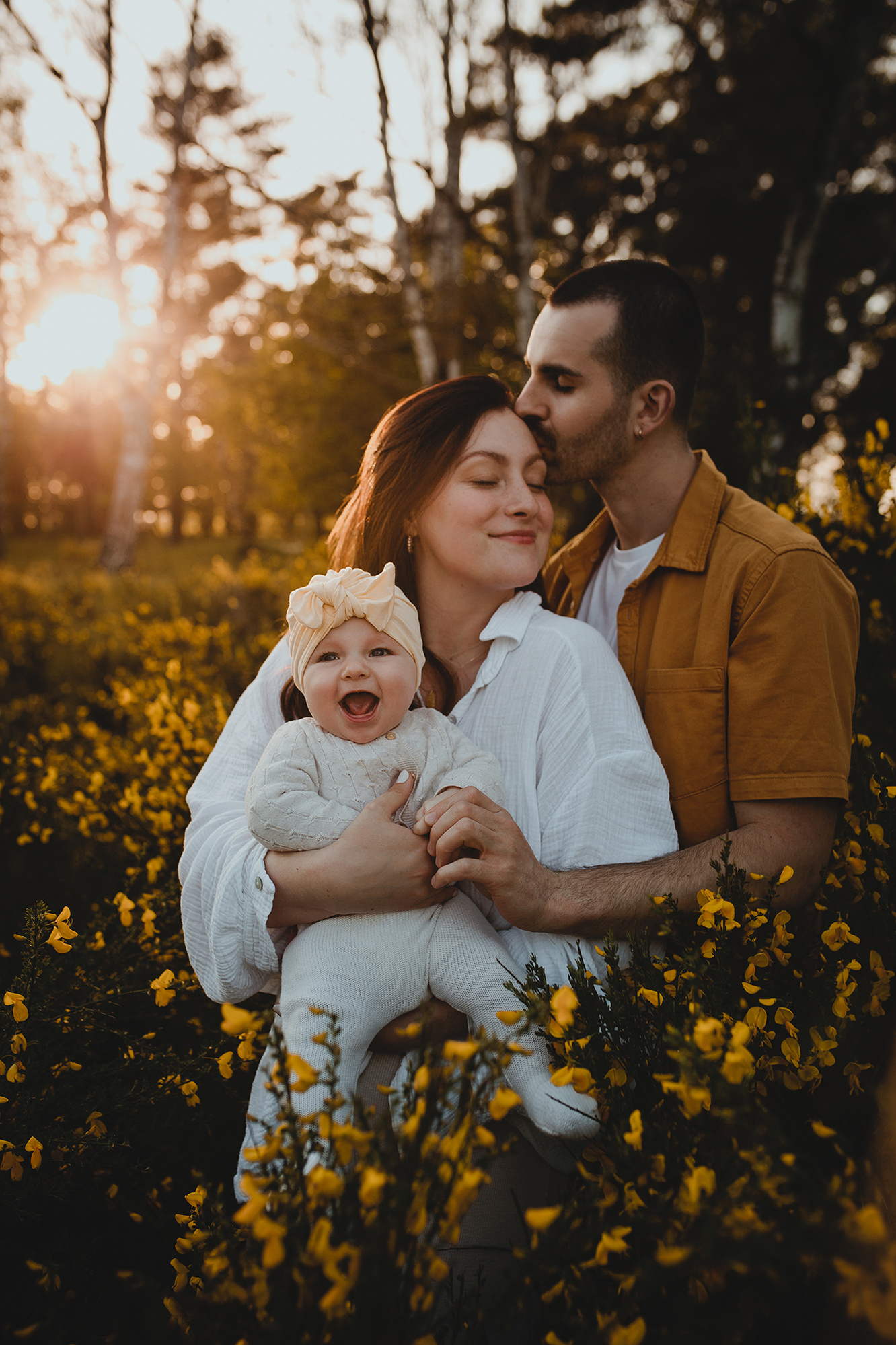 authentische Familienfotos mit Baby in Blumenwiese Outfit Inspiration Familienshooting