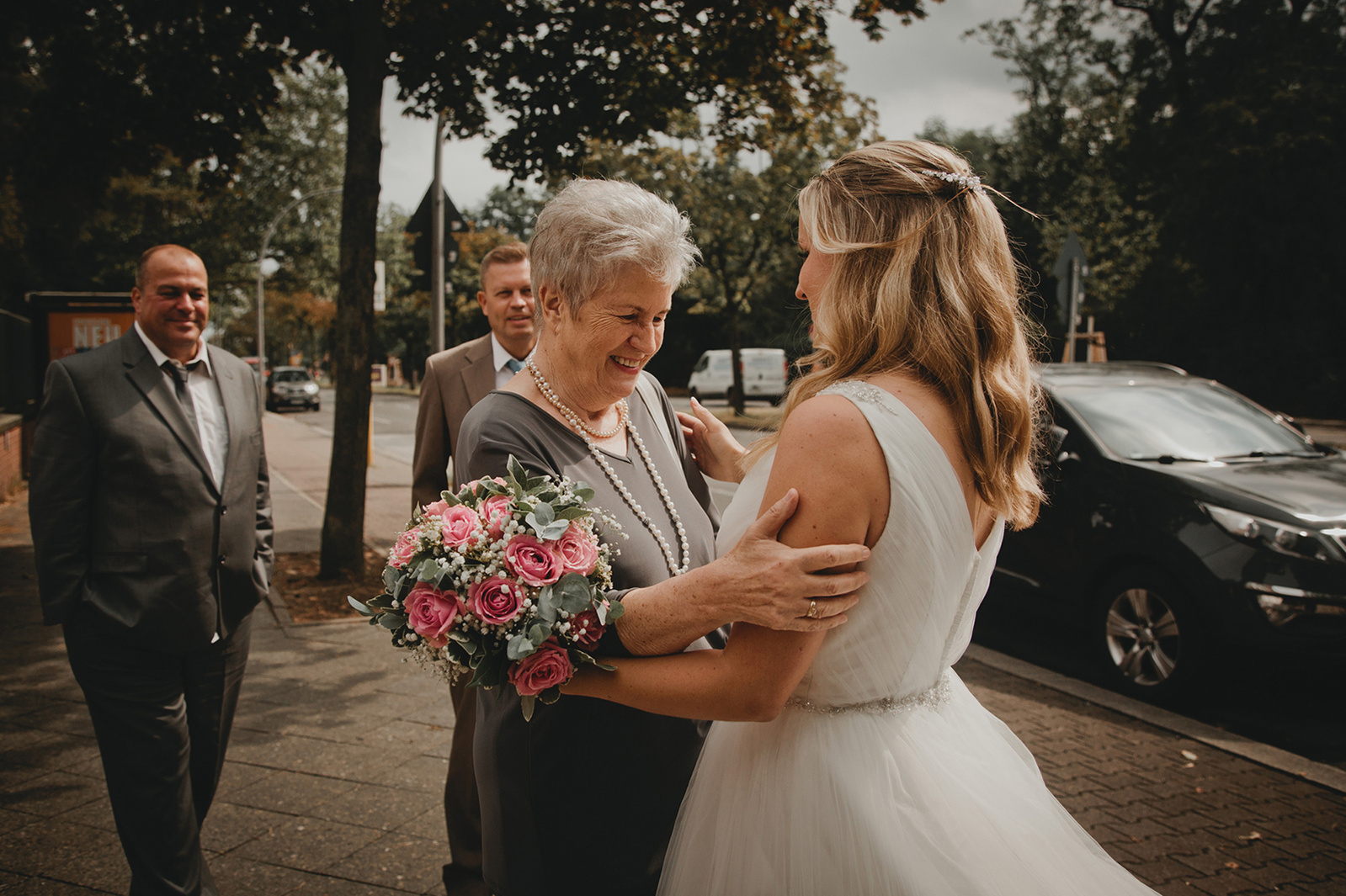 Oma sieht ihre Enkelin zur Hochzeit vor dem Standesamt Neukölln zum ersten Mal als Braut