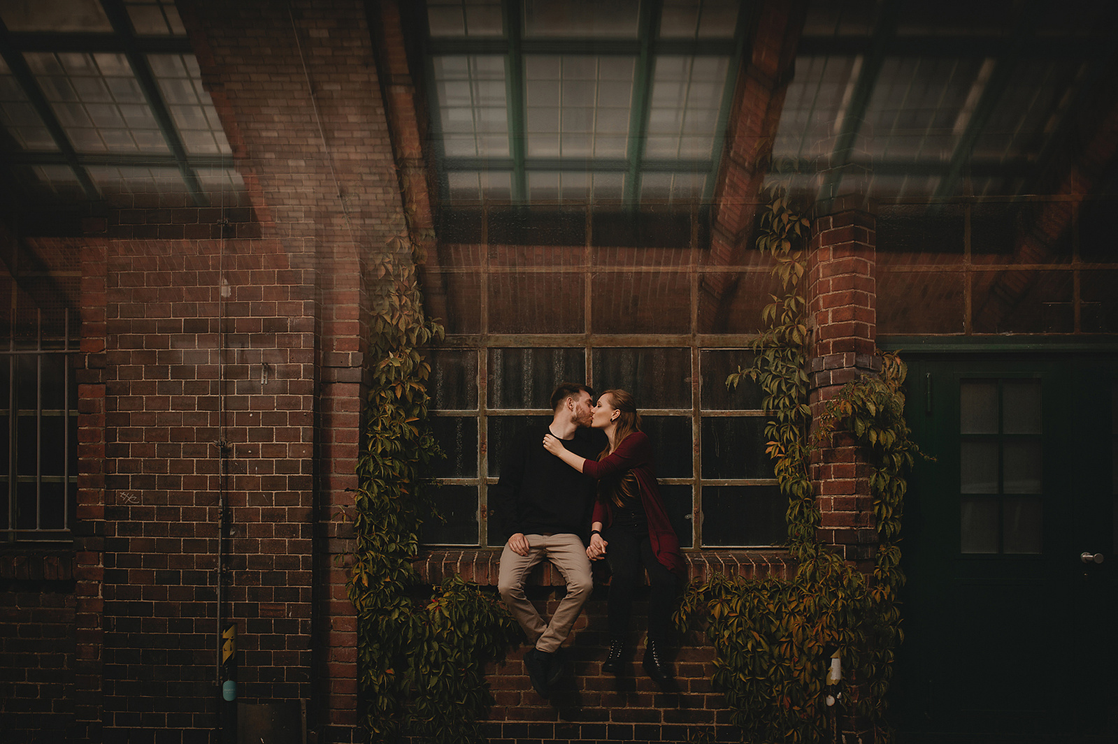 Verlobungsshooting mit urbaner Kulisse im Industrial Look in Berlin