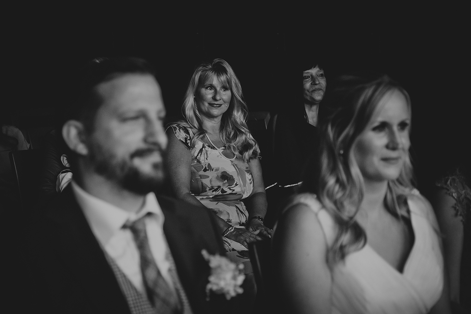 Brautmutter lauscht gerührt der Rede des Standesbeamten bei der Hochzeit ihrer Tochter