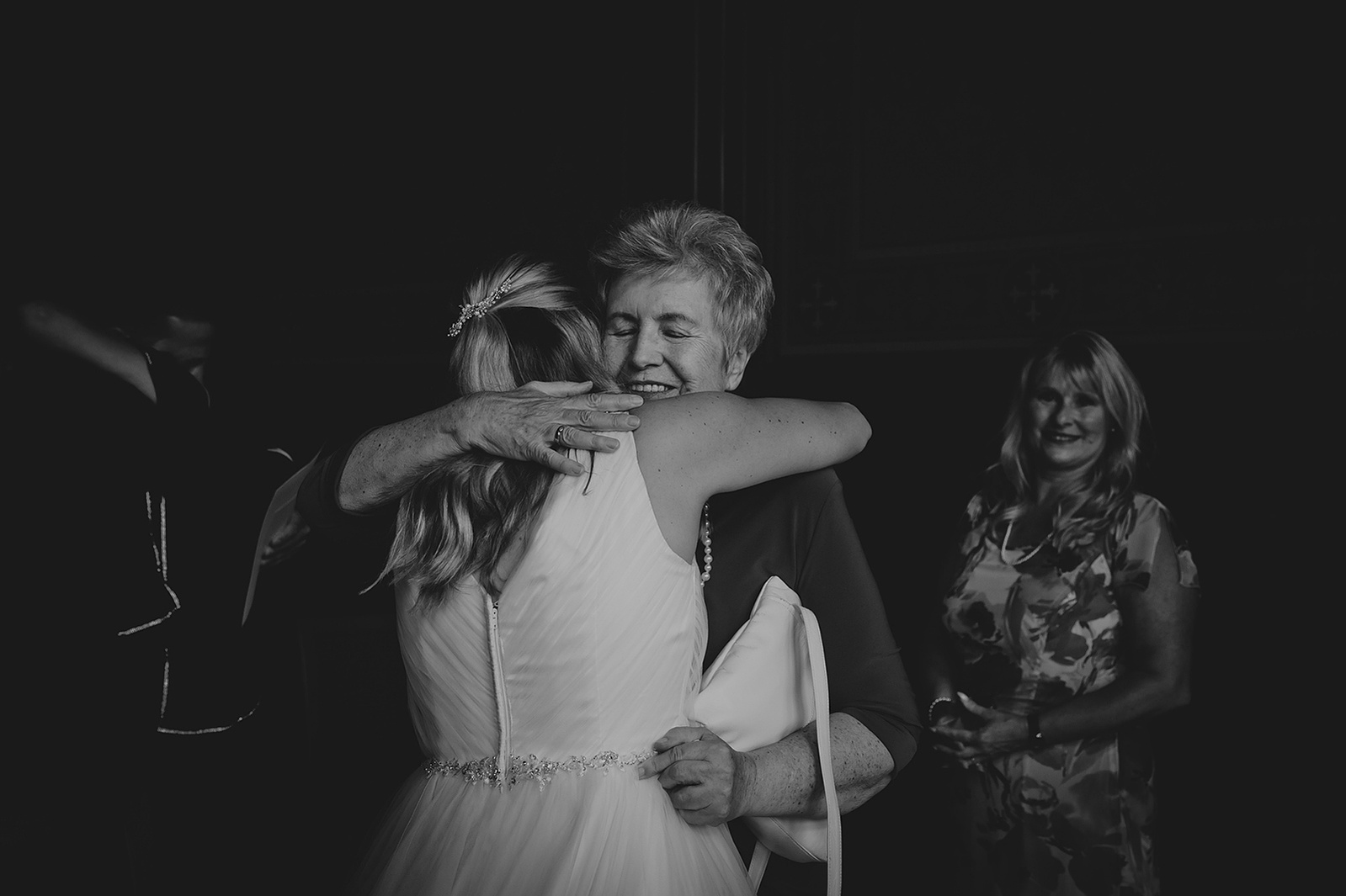 Oma gratuliert der Braut sichtlich bewegt nach der Trauung zur Hochzeit