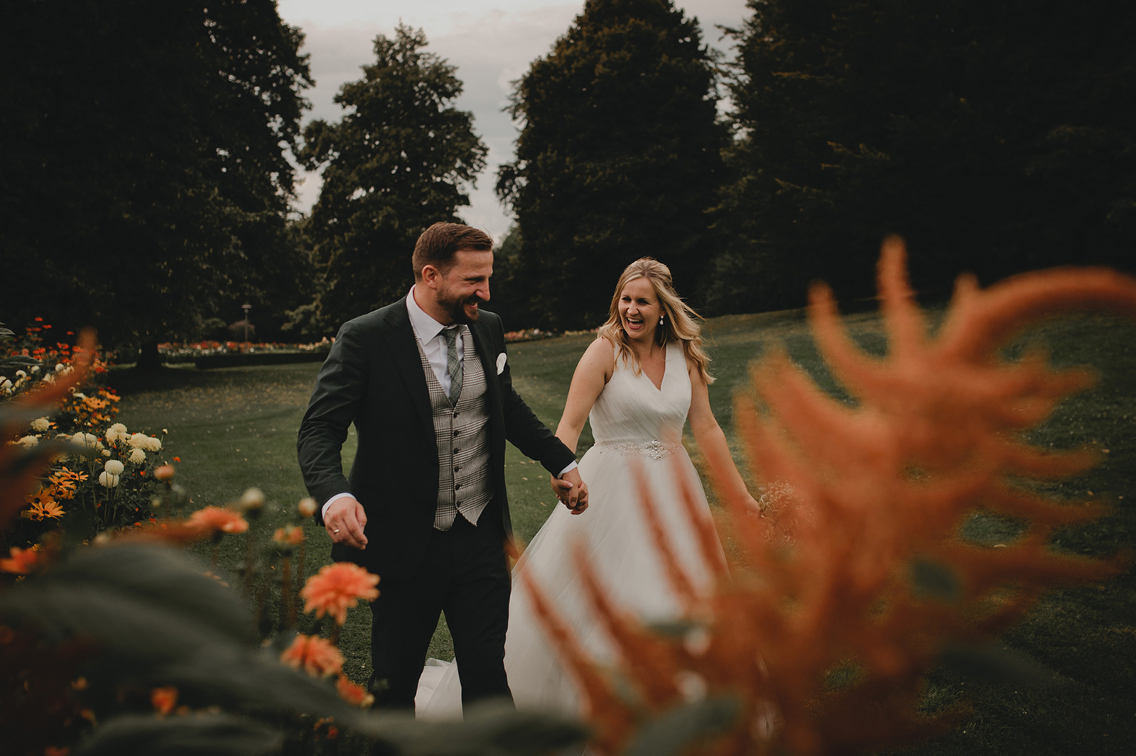 Beim Dahlienfeuer im Britzer Garten kann man besondere Hochzeitsfotos in Berlin machen