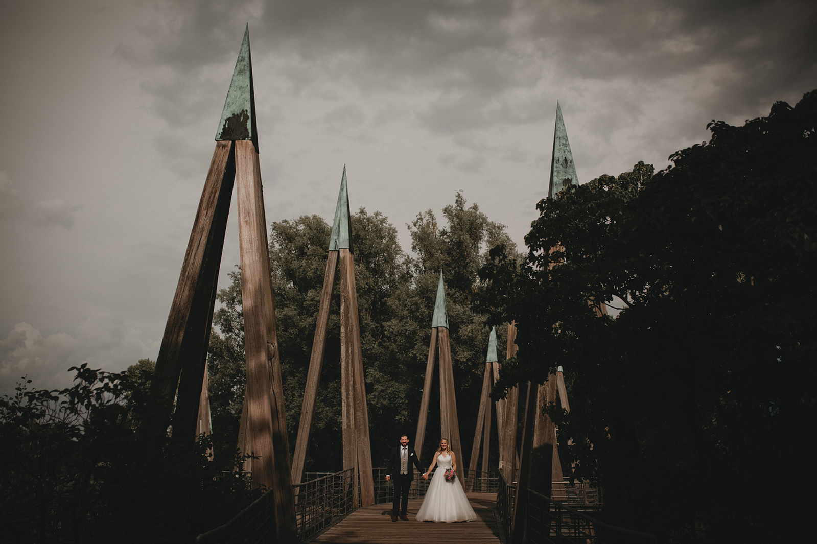 die Rhizomatische Brücke im Britzer Garten ist ein toller Spot für Hochzeitsfotos