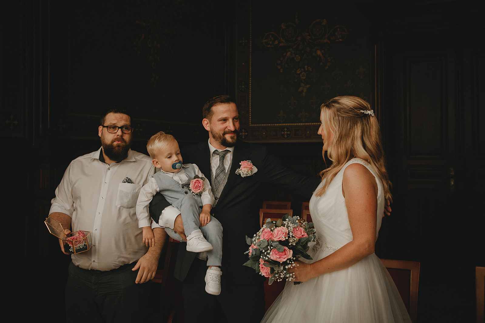 Braut und Bräutigam sehen sich zum ersten mal an ihrem Hochzeitstag