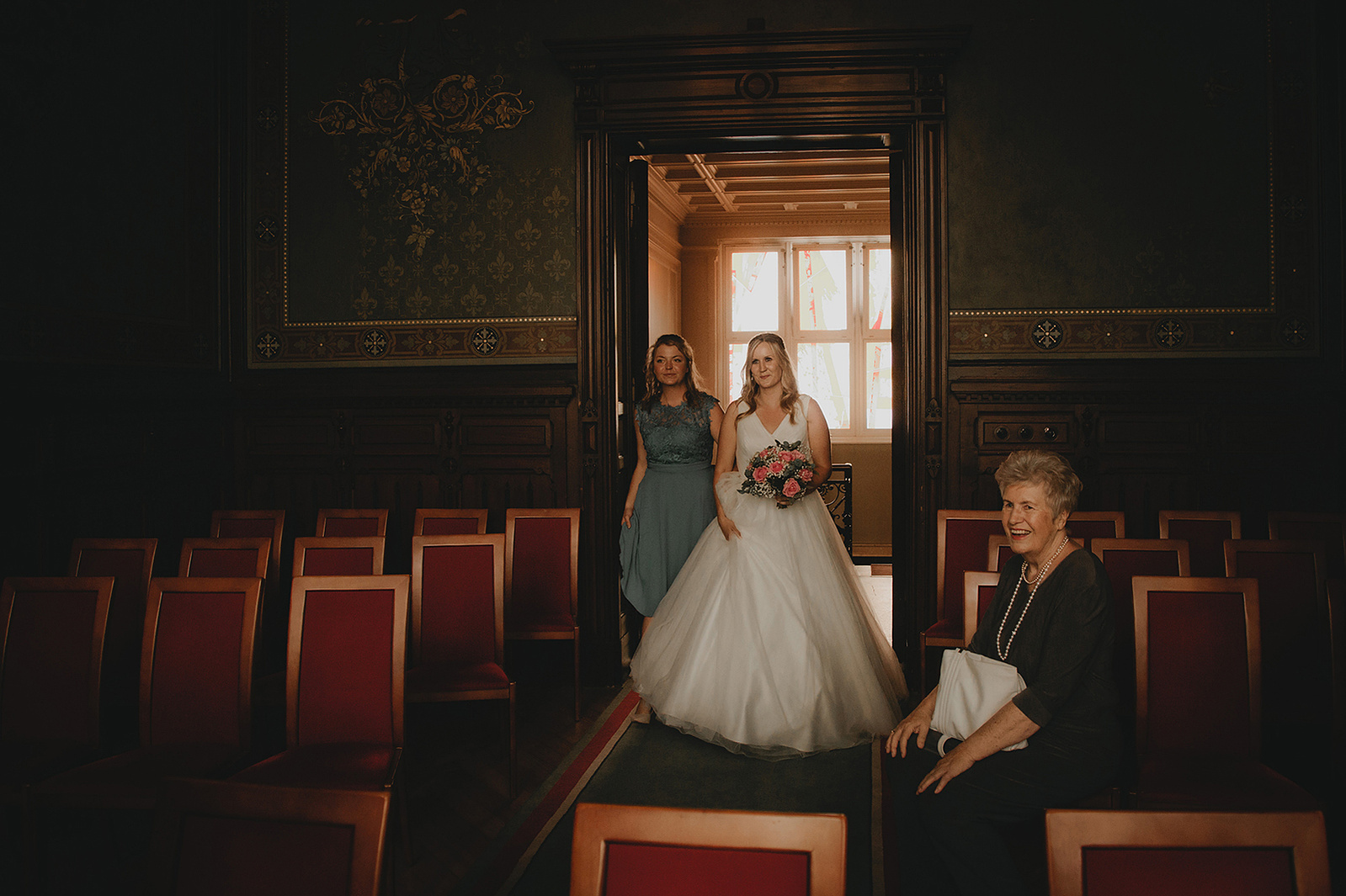 Einlauf der Braut zum First Look bei der standesamtlichen Trauung in Berlin