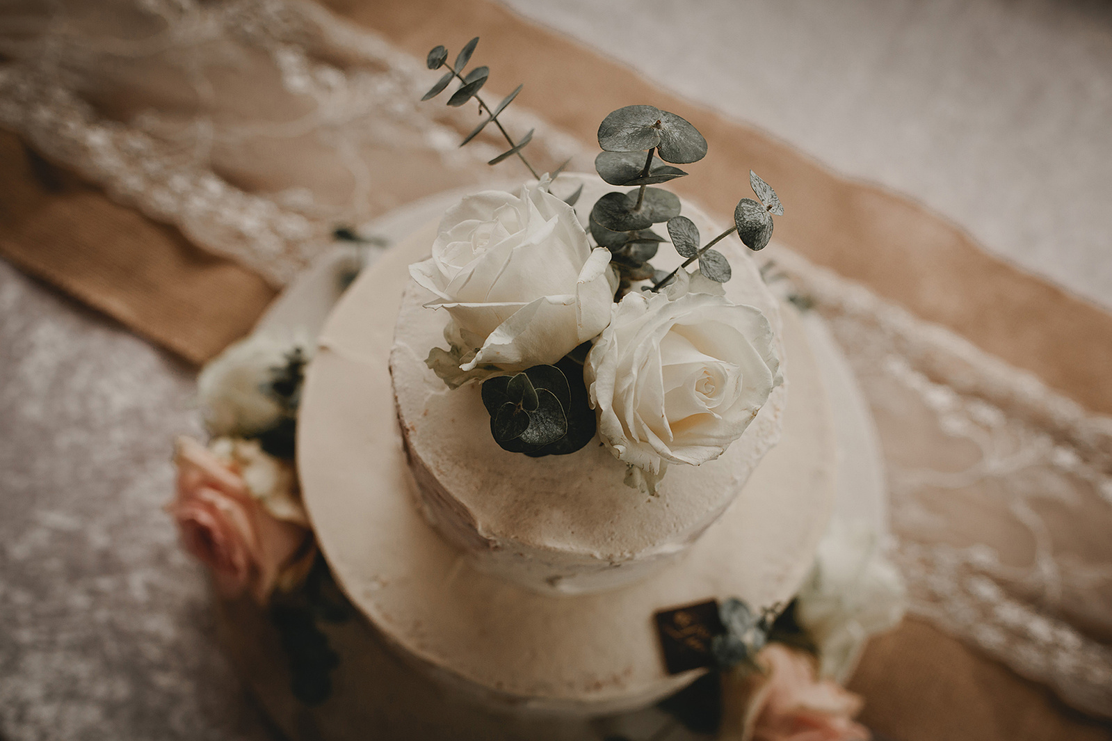 echte Blumen auf der boho Hochzeitstorte sind ein Hingucker als Alternative zum Caketopper