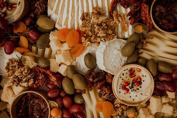 Ein Grazing Table mit Käse ist der ideale Snack zum Sektempfang bei der Hochzeit.