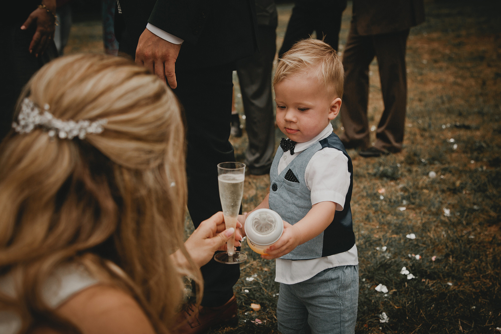 Kleines Kind stößt beim Sektempfang der Hochzeit mit Apfelsaft an