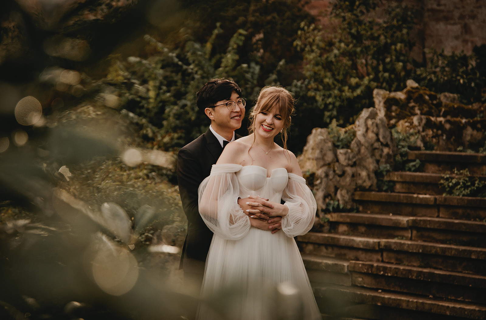 Märchenhaftes Elopement auf Schloss Marienburg bei Hannover. Das Hochzeitspaar genießt das Fotoshooting in der Natur.
