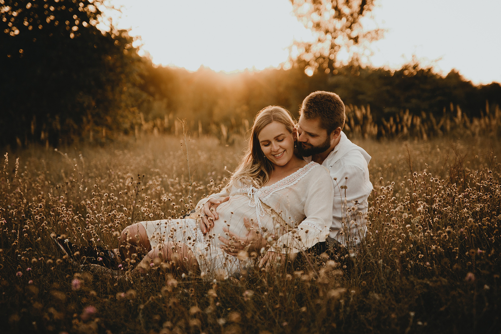 In der Abendsonne kann man besonders schöne natürliche Babybauchfotos im Bohostil in Berlin Brandenburg machen