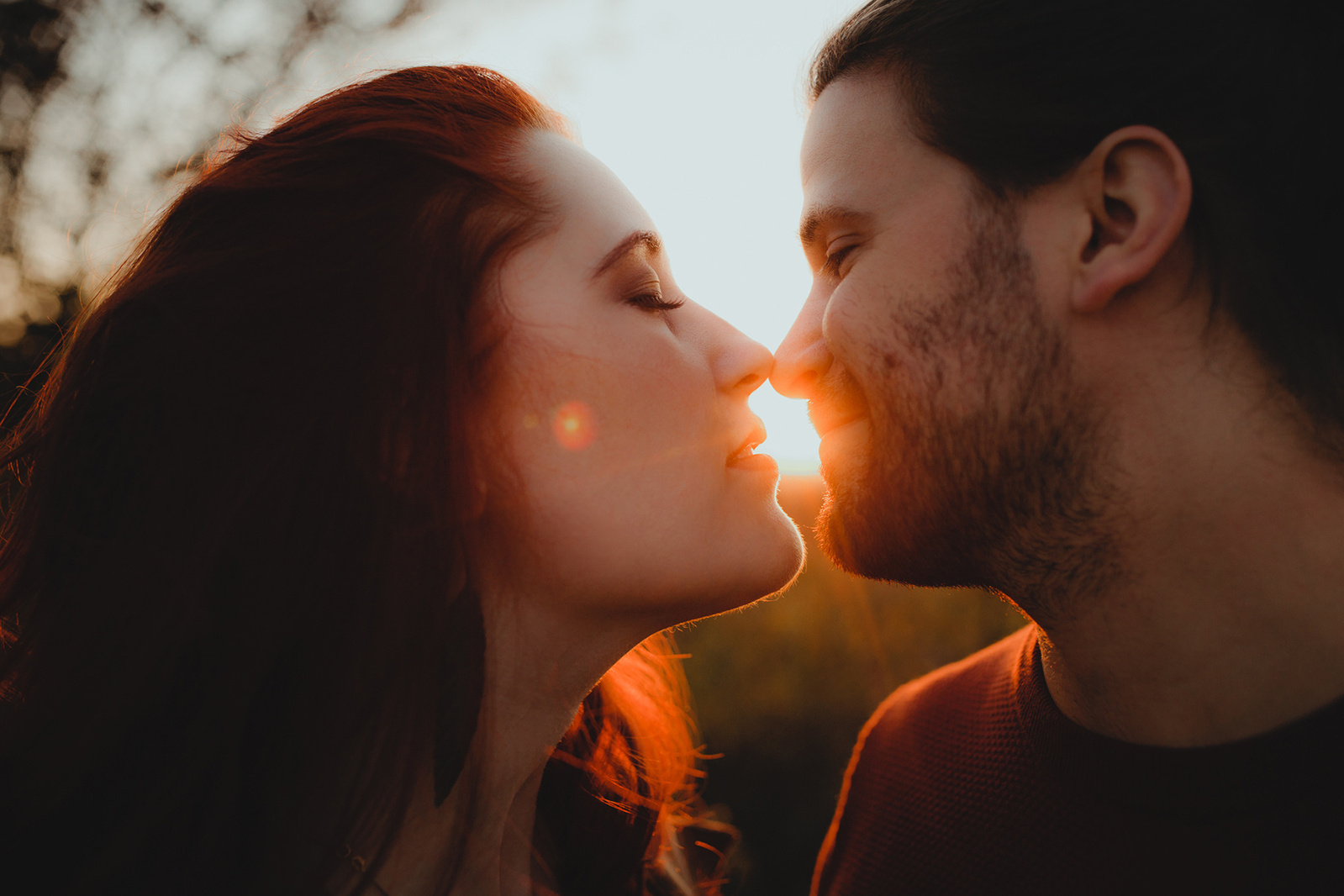 Romantische Verlobungsfotos im Sonnenuntergang Verlobungsshooting Brandenburg für Einladungskarten zur Hochzeit
