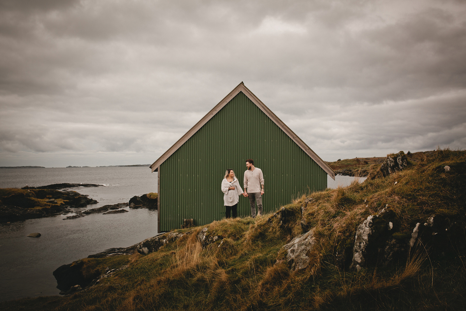 Heiratsantrag beim Paarshooting machen Verlobungfotos am Meer für die Save the Date Karten