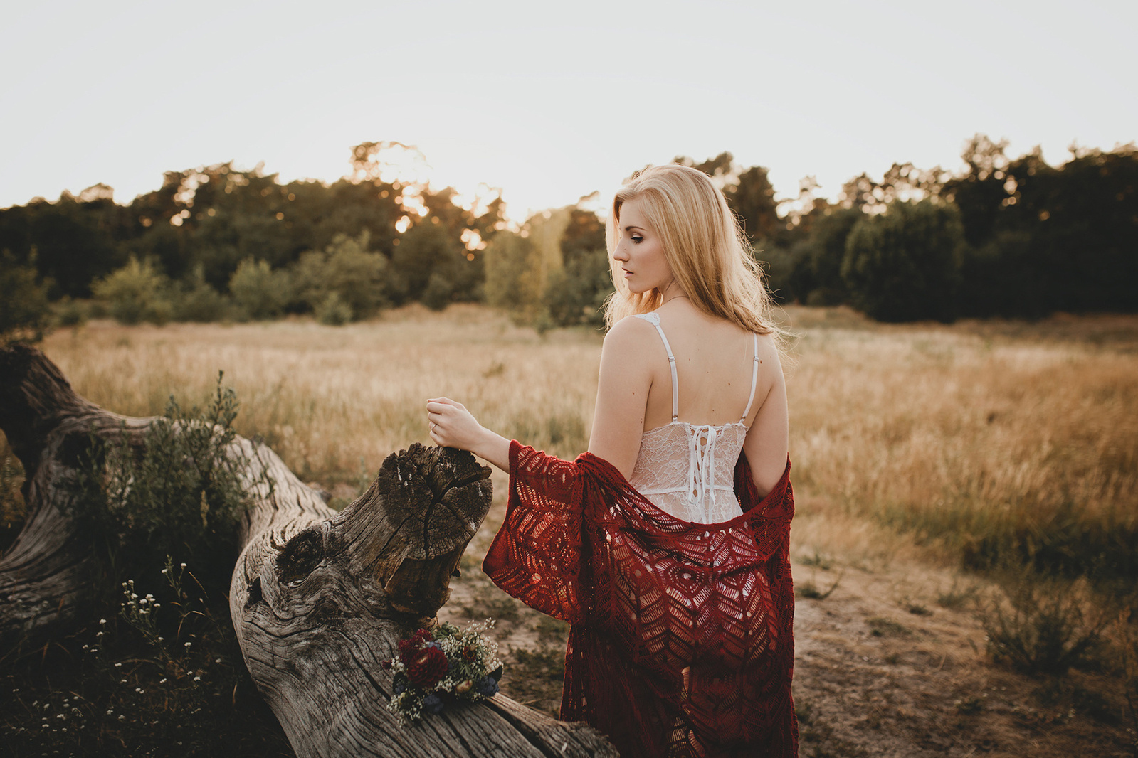 Moderne Dessousfotos in der Natur bei Boudoirshooting in Brandenburg