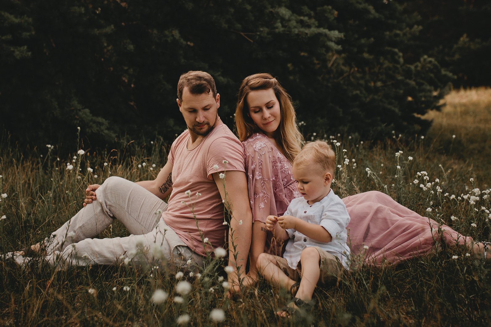 Familie sitzt bei Familienshooting in Brandenburg in der Natur für ungestellte Familienfotos