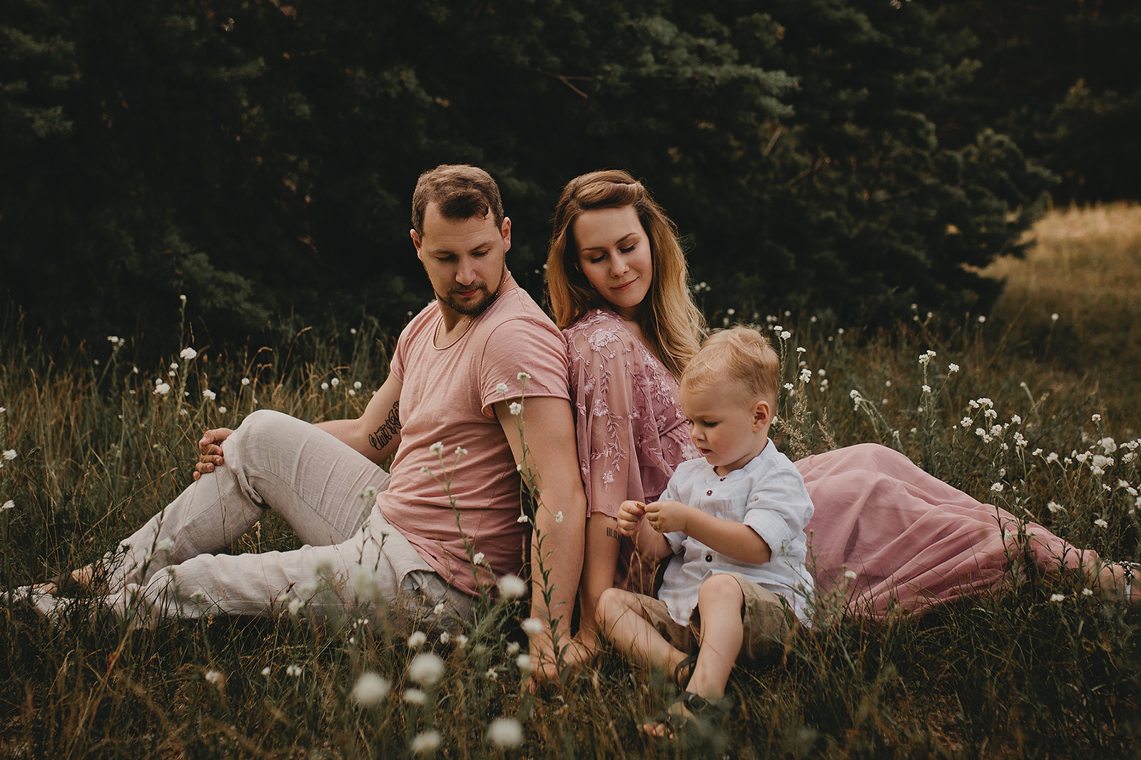 Familie sitzt bei Familienshooting in Brandenburg in der Natur für ungestellte Familienfotos