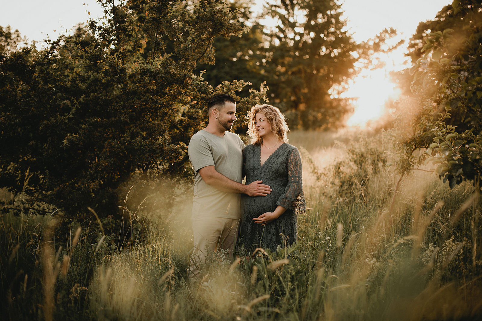 Natürliche Babybauchfotos mit Familienfotografin aus Berlin Köpenick in der Natur