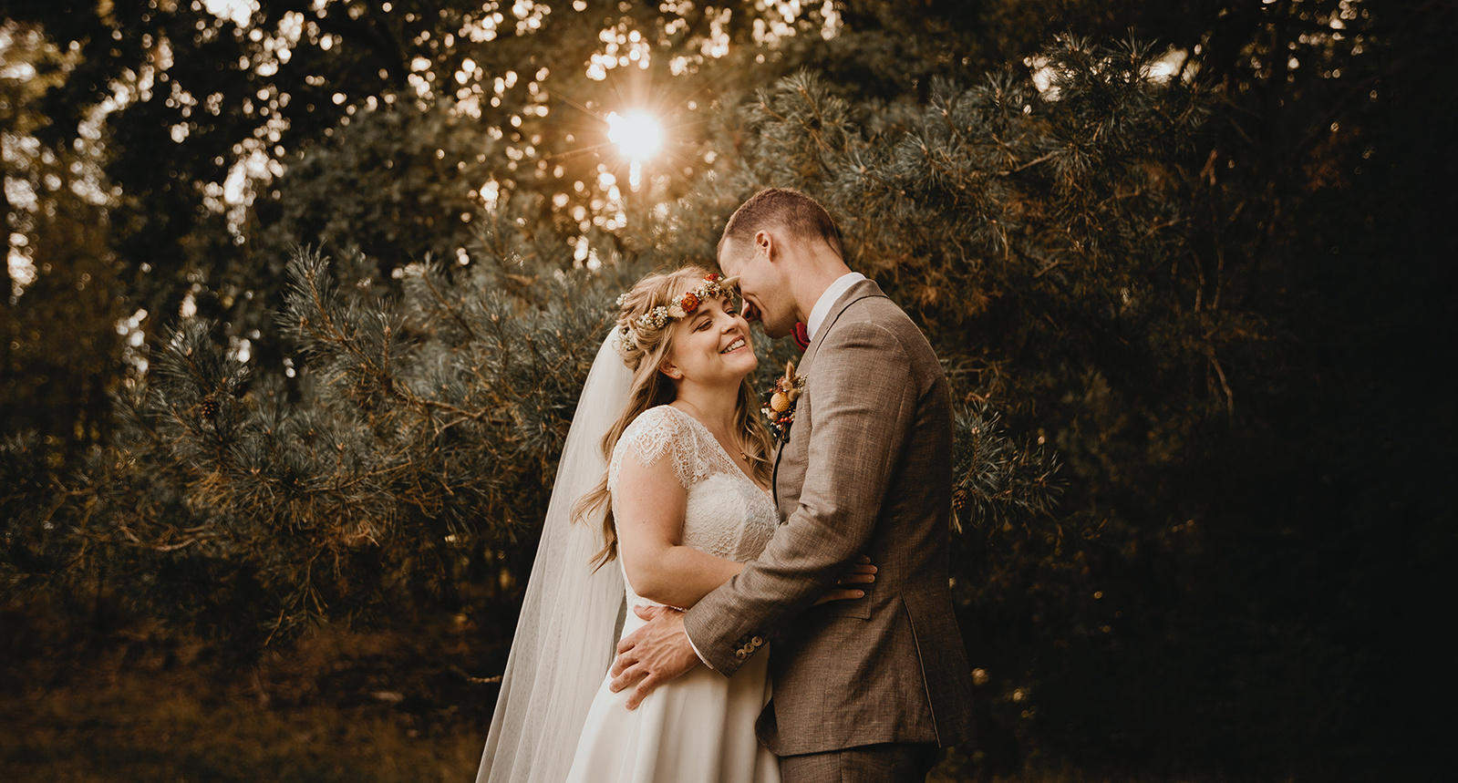 Ein Hochzeitspaar im Boho Look genießt das Brautpaarshooting in der Natur in Brandenburg.