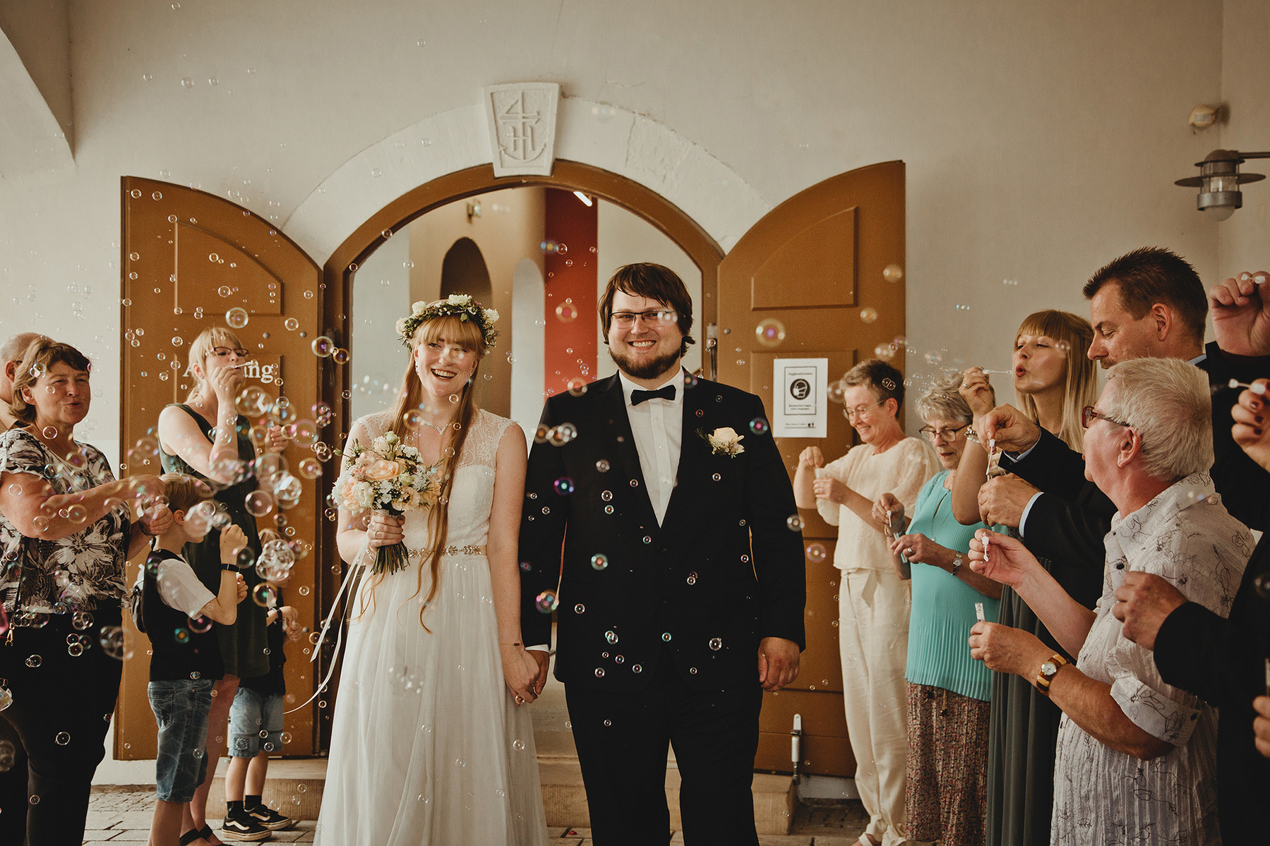 Das Brautpaar wird nach der Hochzeit im Standesamt Weißenfels von den Hochzeitsgästen mit Seifenblasen empfangen. 