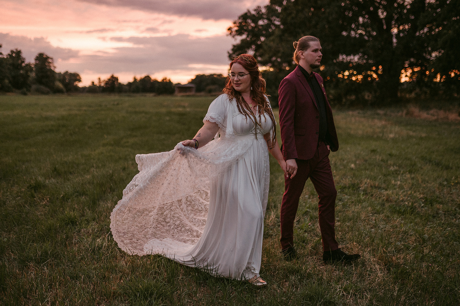 Das Brautpaar macht mit der Hochzeitsfotografin Fotos im Sonnenuntergang in der Hochzeitslocation Alte Försterei Briescht.