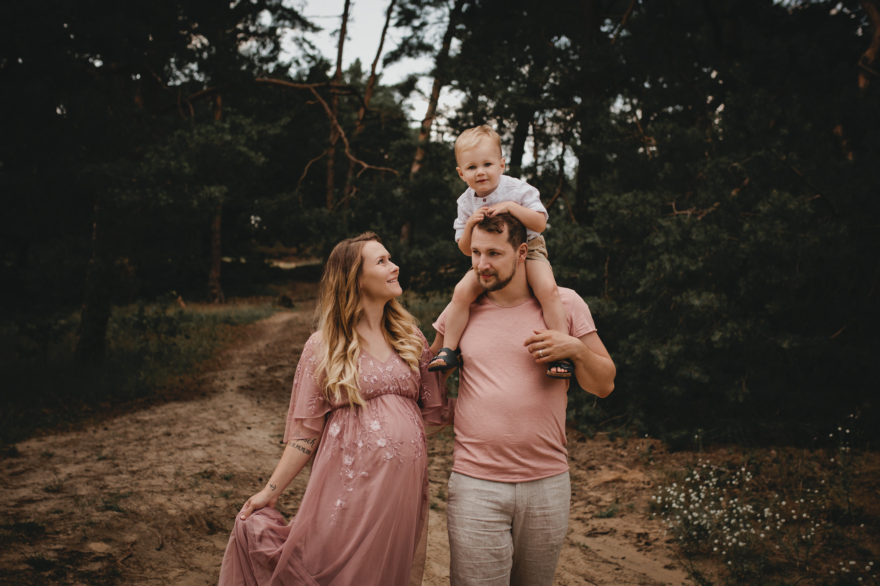 Familienfotos in der Natur, der Papa trägt seinen Sohn auf den Schultern.