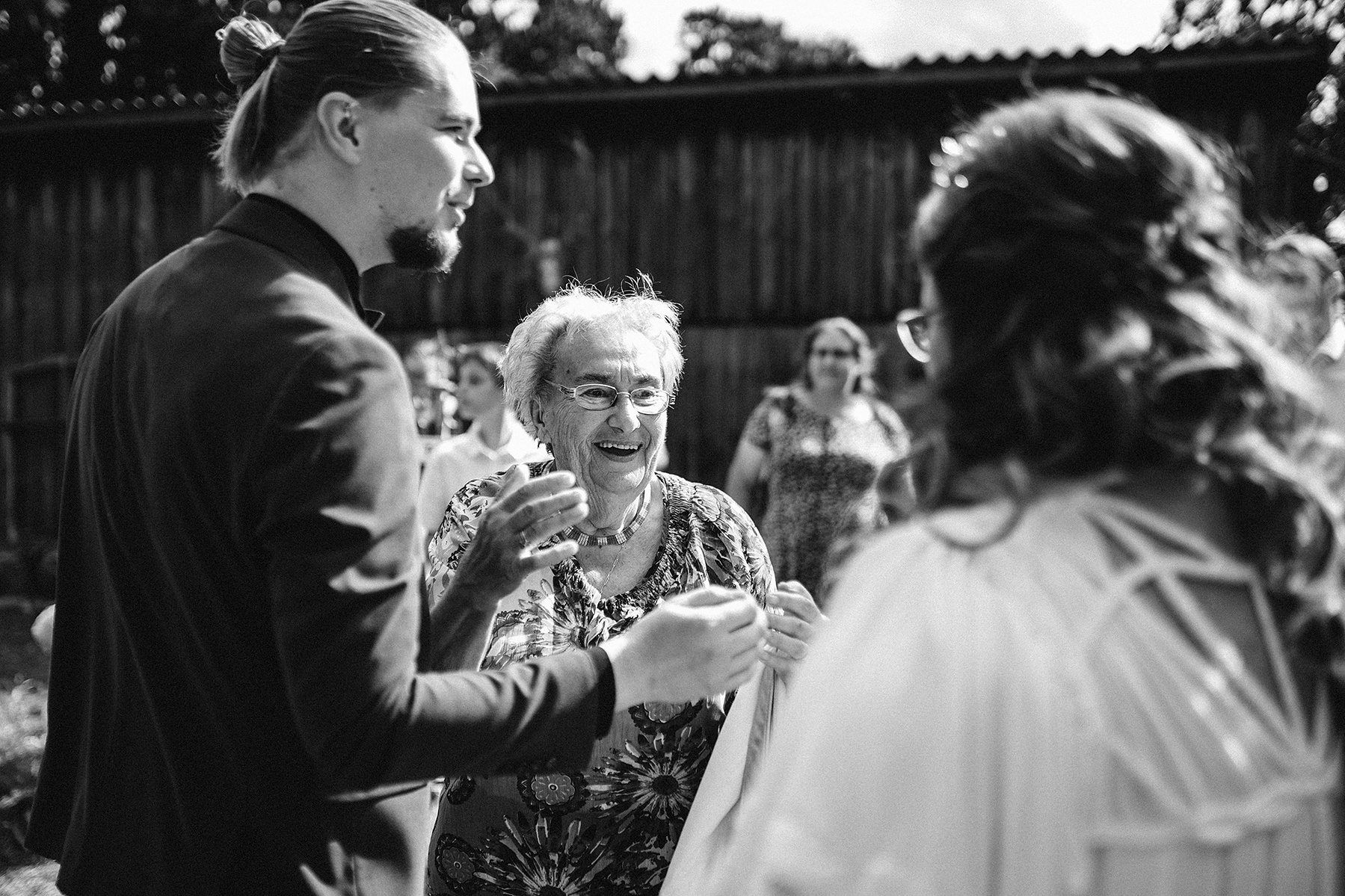Natürliche Momentaufnahme einer Hochzeit in der Alten Försterei Briescht. Die Oma gratuliert Braut und Bräutigam.