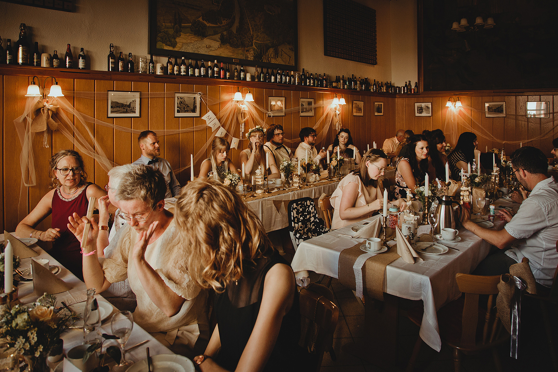 Hochzeit im Alten Brauhaus Weißenfels. Die Gäste sitzen zum Kaffee im Saal der Hochzeitslocation. 