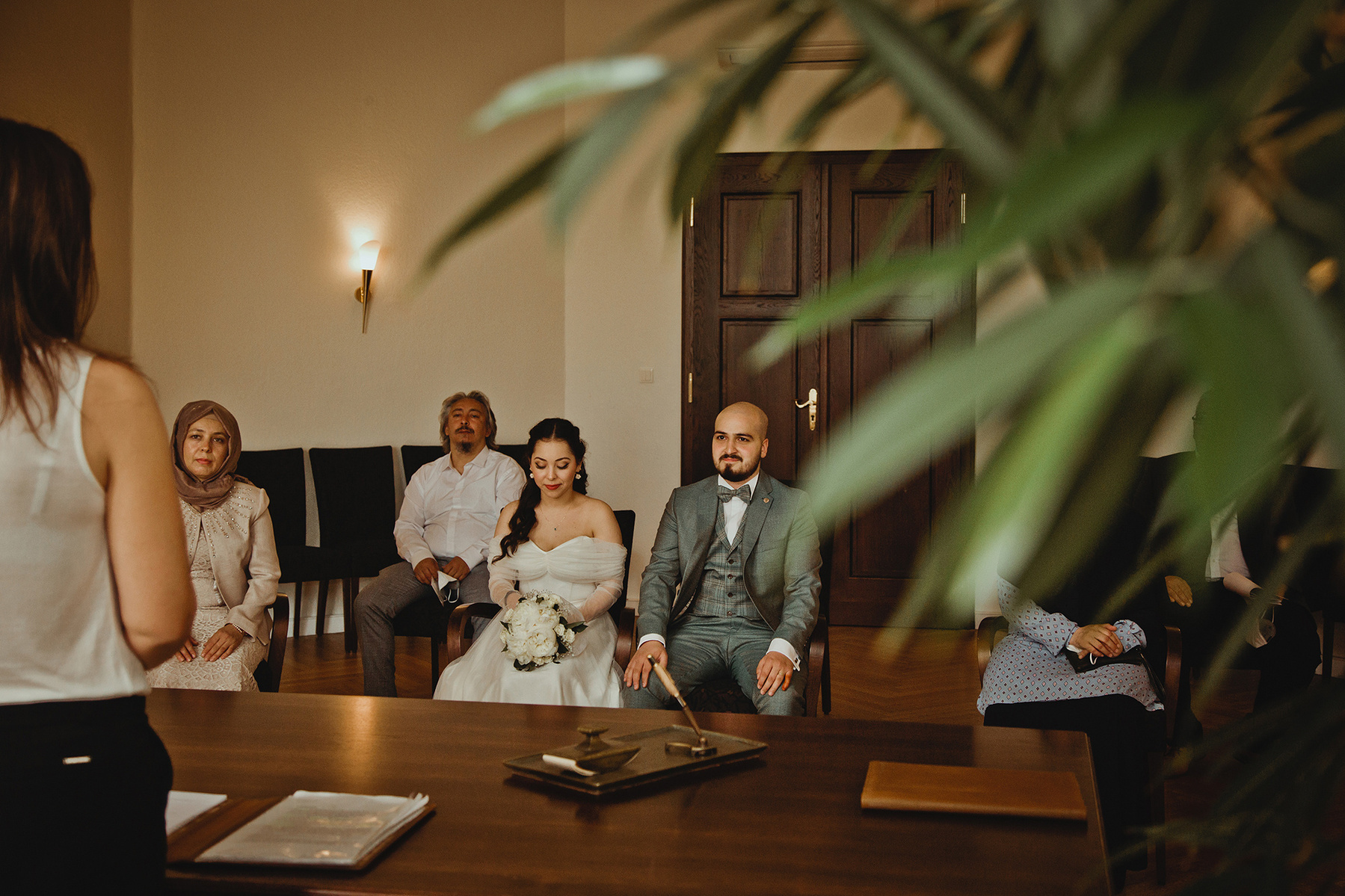Blick in das Trauzimmer vom Rathaus Reinickendorf während einer standesamtlichen Hochzeit in Berlin.