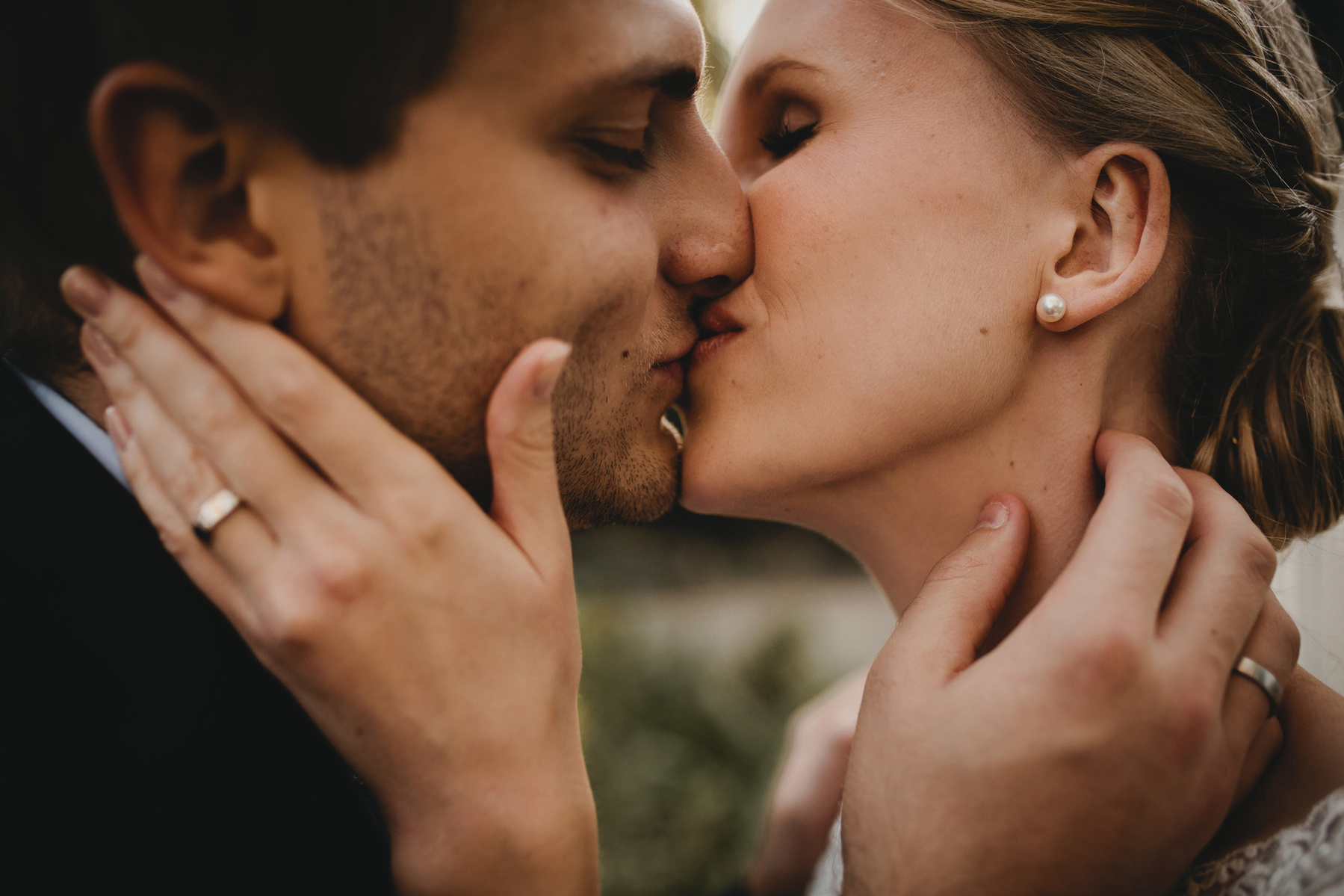 Close-up eines sich küssenden Brautpaars bei einer natürlichen Hochzeitsreportage in Köpenick.